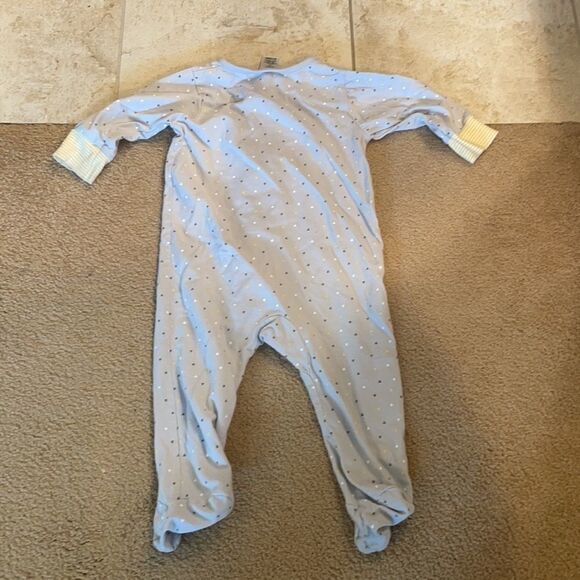 3/$15 Gerber babies pj onesie - Picture 5 of 8